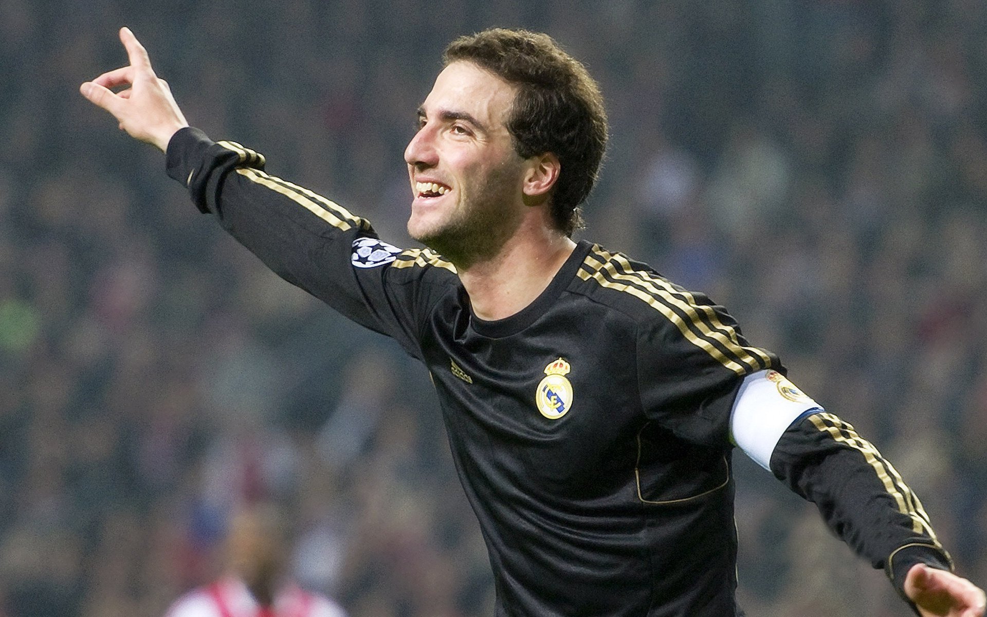 爱游戏赛事中心-福特：凭借精准传球与优秀控制力，成为全黑队的战术核心，territory福特